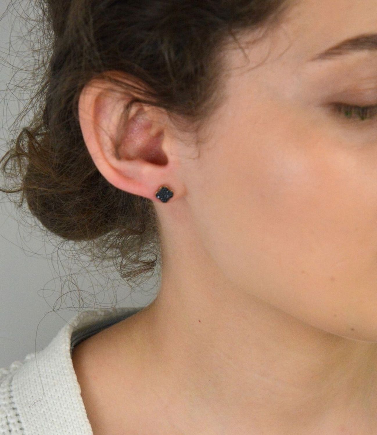 Kolczyki złote koniczynki w czarne cyrkonie pr 333, KL 5080A 333 Kolczyki złote w kształcie koniczynki z czarnymi cyrkoniami, wykonane z 8-karatowego złota próby 333, to elegancka i nowoczesna 1.jpg